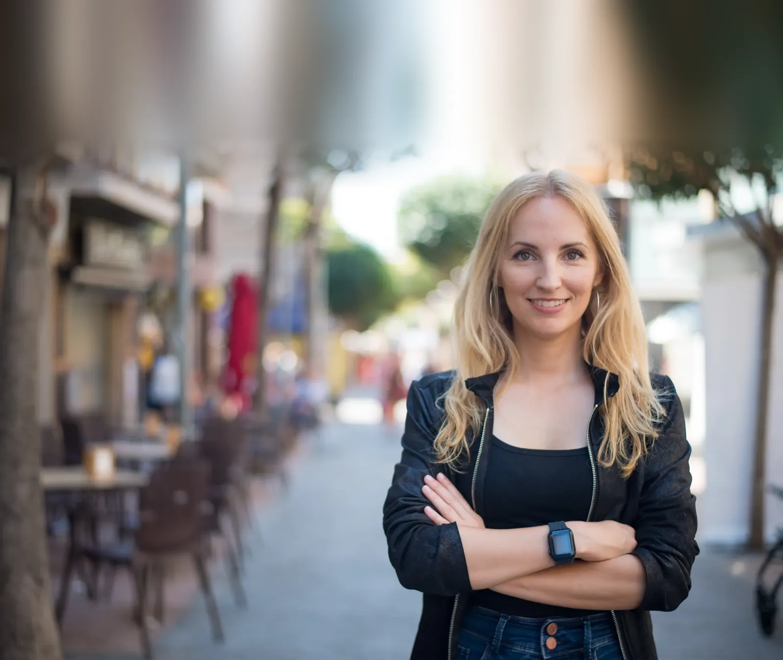 Aïda, de Badalona En Comú, amb els braços creuats en un carrer de Badalona