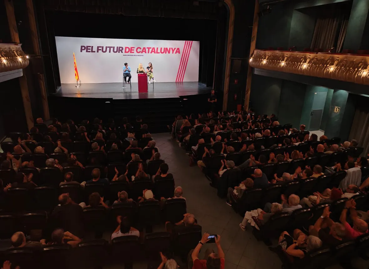 Un teatre de Badalona ple de gent a l'acte dels comuns per la Diada