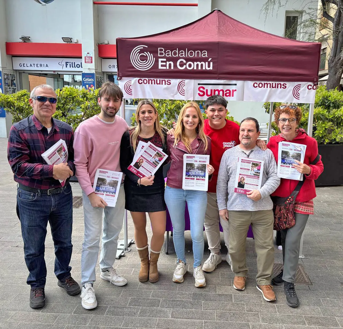 L'Aïda amb companyes i companys de Badalona En Comú repartint la revista al carrer